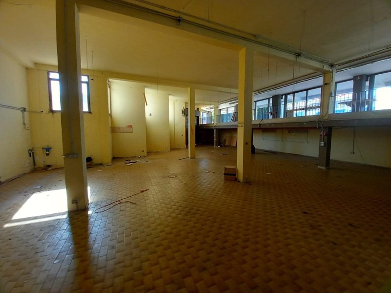 Immobile commerciale in Affitto a Cascina, 1'300€, 400 m²