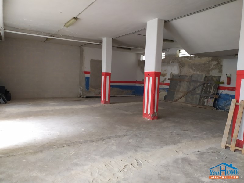 Negozio in Vendita a Bari, 90'000€, 182 m²