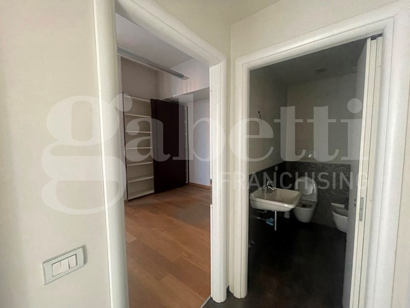 Ufficio in Vendita a Brescia, 2'200€, 232 m²