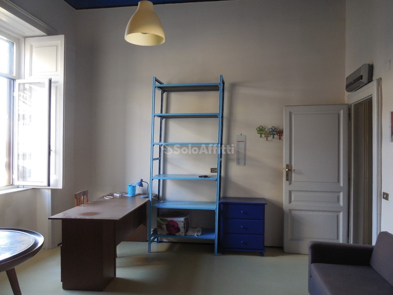 Stanza in Affitto a Napoli, zona Porto, 300€, 20 m², arredato