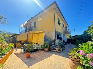 Casa Semi Indipendente in Vendita a Massa, zona Mirteto, 290'000€, 125 m²