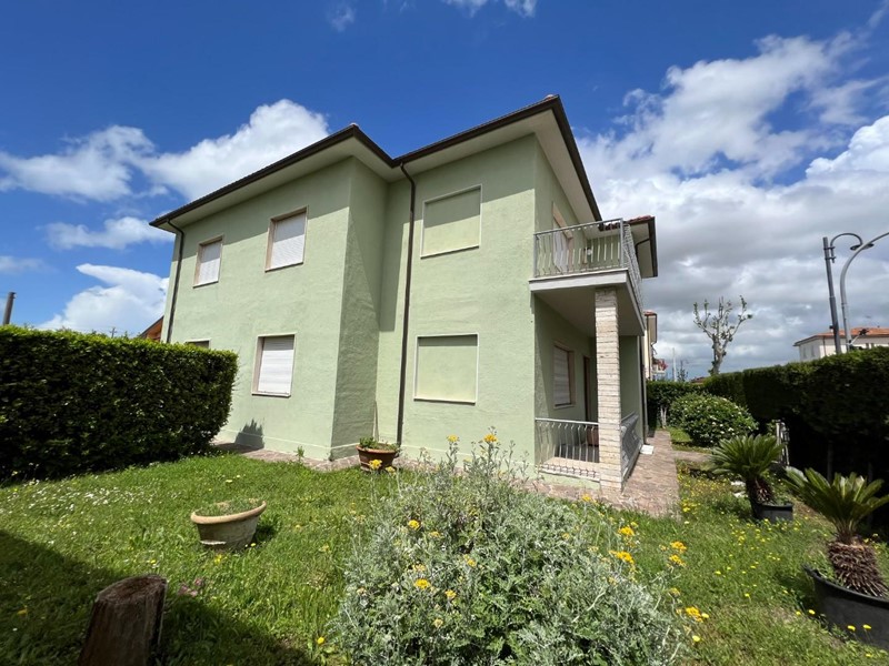 Villa in Vendita a Cecina, 550'000€, 280 m², arredato