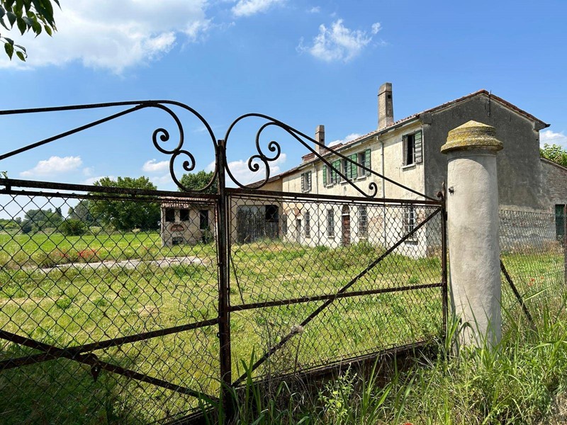 Immobile commerciale in Vendita a Borgo Virgilio, zona Pietole, 160'000€, 230 m²