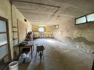 Magazzino in Vendita a Pontedera, zona Pietroconti, 59'000€, 210 m²