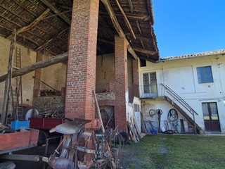 Casale in Vendita a Roletto, 118'000€, 750 m²