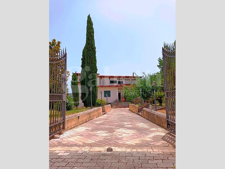 Villa in Vendita a Marano Marchesato, 300'000€, 490 m²