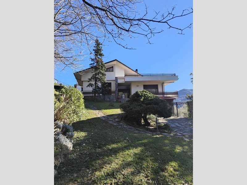 Casa Indipendente in Vendita a Podenzana, 420'000€, 360 m², con Box