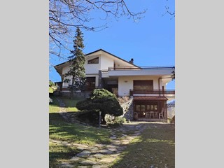 Casa Indipendente in Vendita a Podenzana, 420'000€, 360 m², con Box