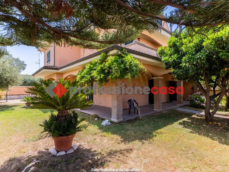 Villa bifamiliare in Vendita a Pomezia, zona Martin Pescatore, 420'000€, 290 m²