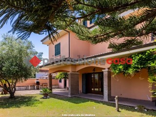 Villa bifamiliare in Vendita a Pomezia, zona Martin Pescatore, 420'000€, 290 m²