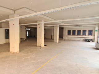 Immobile commerciale in Vendita a Carrara, zona centro, 180'000€, 450 m²