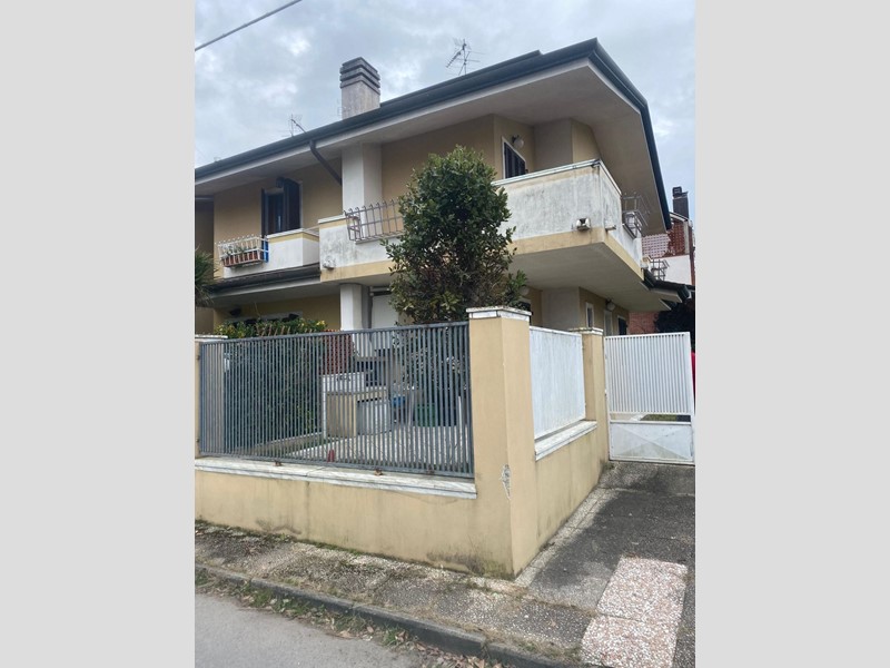 Villetta a schiera in Vendita a Montignoso, zona Cinquale, 450'000&euro;, 200 m², arredato