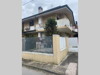 Villetta a schiera in Vendita a Montignoso, zona Cinquale, 450'000&euro;, 200 m², arredato