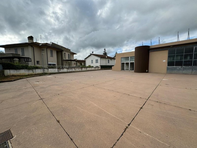 Capannone in Vendita a San Miniato, zona Ponte a Egola, 510'000€, 230 m²