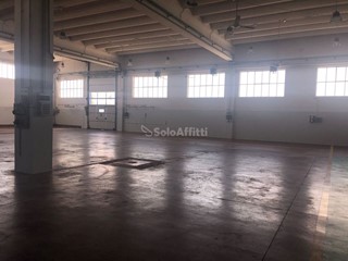 Capannone in Affitto a Spoltore, zona Santa Teresa, 6'500€, 2000 m²