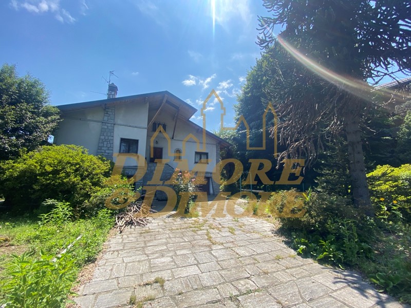 Casa Indipendente in Vendita a Verbania, 300 m², con Box