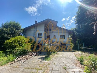 Casa Indipendente in Vendita a Verbania, 300 m², con Box
