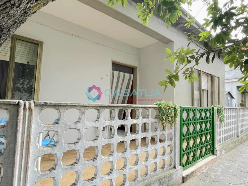 Casa Indipendente in Vendita a Silvi, zona Silvi Paese, 125'000€, 103 m², con Box