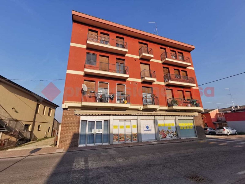 Negozio in Affitto a Casaleone, 750€, 257 m²