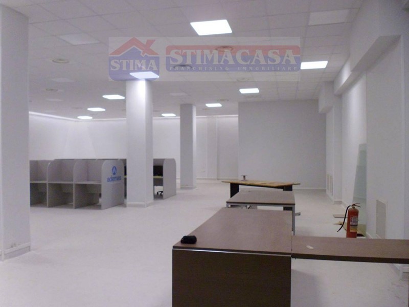 Ufficio in Affitto a Cardito, 2'000€, 280 m²