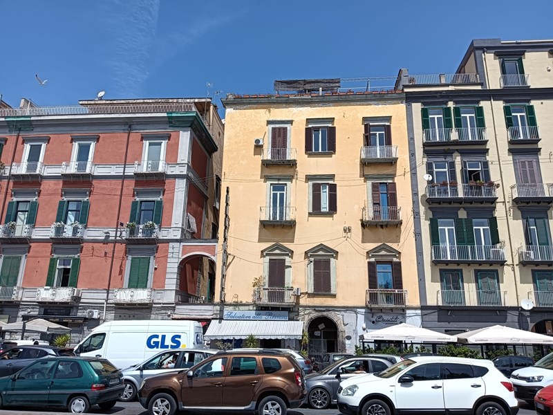Trilocale in Vendita a Napoli, zona CHIAIA, 240'000€, 87 m²