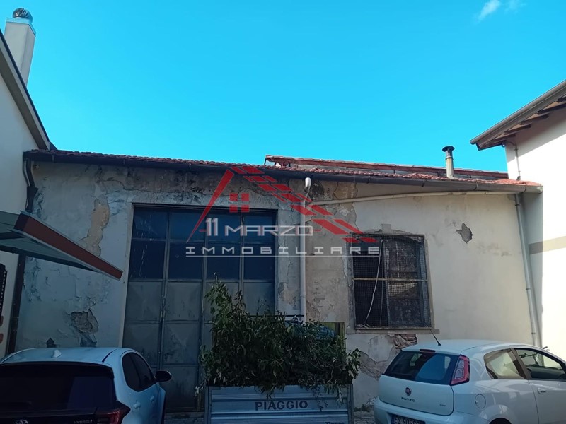 Capannone in Vendita a Cascina, 150'000€, 300 m²