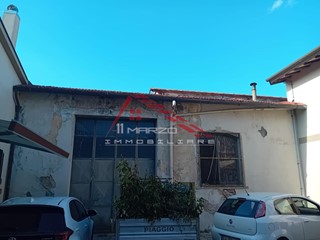 Capannone in Vendita a Cascina, 150'000€, 300 m²