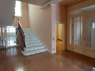 Villa in Vendita a Empoli, 420 m², arredato, con Box