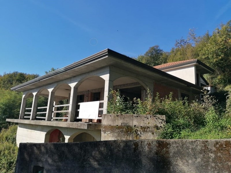 Casa Indipendente in Vendita a Carrara, 180'000€, 240 m²