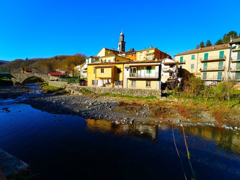 Casa Semi Indipendente in Vendita a Tornolo, zona Santa Maria Del Taro, 45'000&euro;, 70 m²