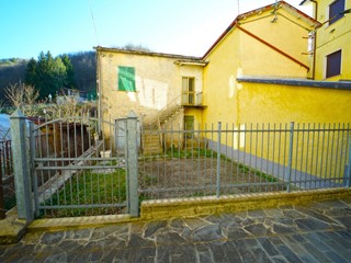 Casa Semi Indipendente in Vendita a Tornolo, zona Santa Maria Del Taro, 45'000&euro;, 70 m²