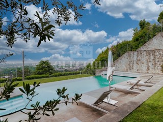 Casa Indipendente in Vendita a Brescia, zona Zona Est, 1'900'000€, 693 m², con Box