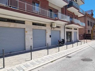 Immobile commerciale in Affitto a Pescara, 1'800€, 300 m²