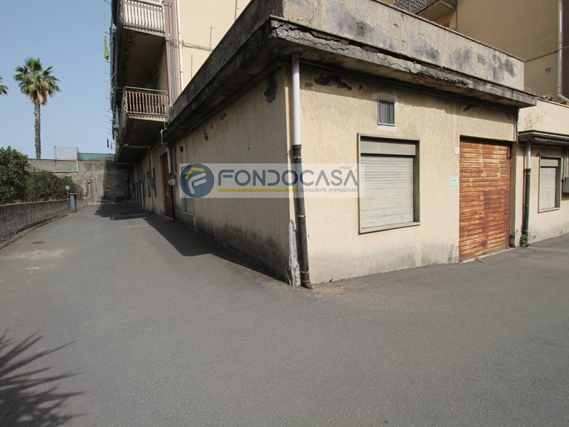 Laboratorio in Vendita a Gravina di Catania, 120'000€, 239 m²