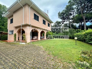 Villa in Vendita a Massa, zona Ronchi, 850'000€, 170 m²