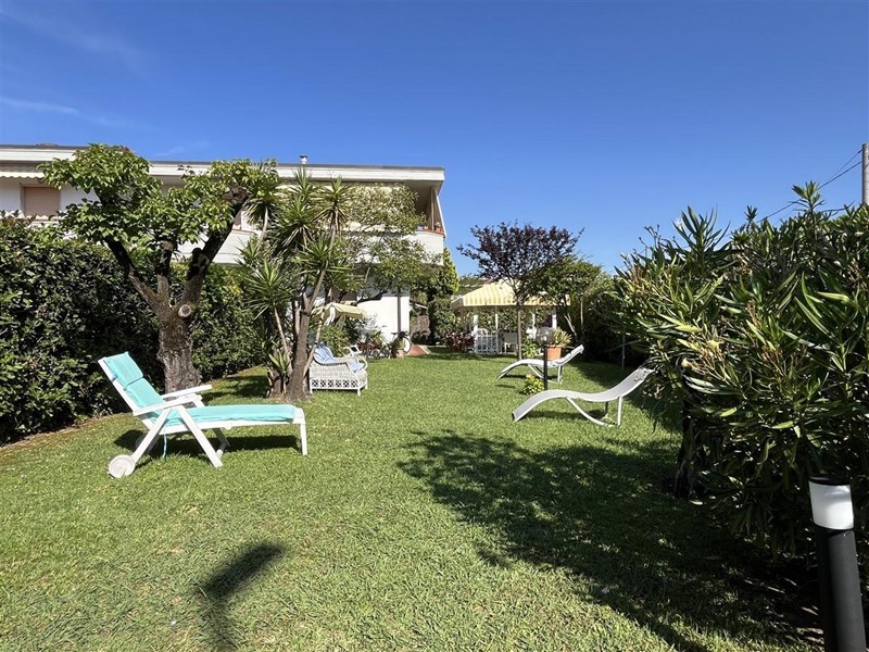 Quadrilocale in Vendita a Massa, zona Marina di Massa, 310'000€, 80 m², arredato, con Box