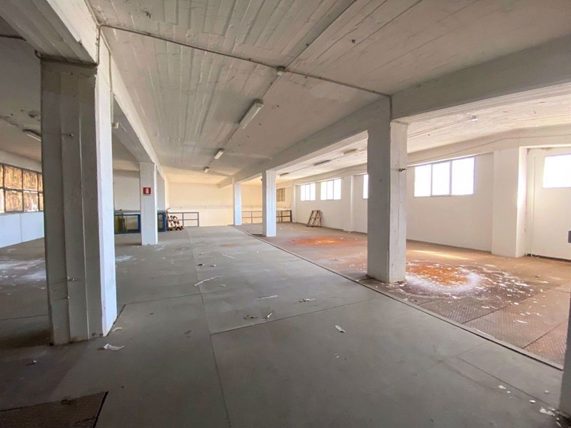 Capannone in Vendita a Casandrino, 375'000€, 1160 m²