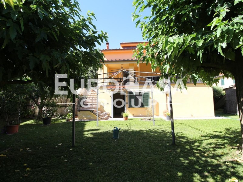 Villa in Vendita a Lucca, zona San Filippo, 420'000&euro;, 245 m², arredato, con Box
