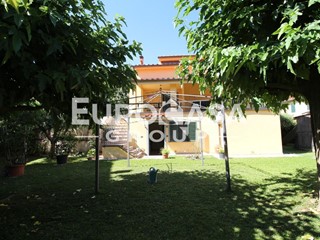 Villa in Vendita a Lucca, zona San Filippo, 420'000&euro;, 245 m², arredato, con Box