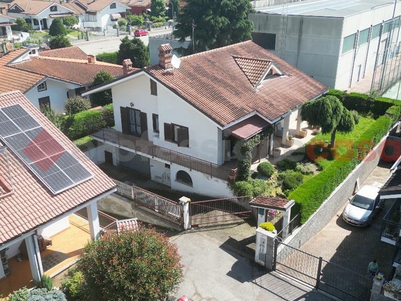 Villa bifamiliare in Vendita a Airasca, 350'000€, 350 m²