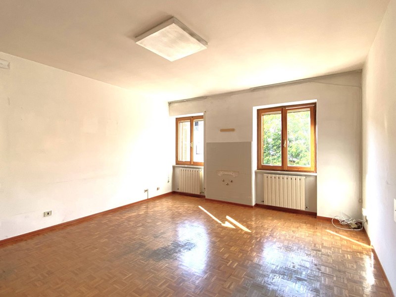 Ufficio in Vendita a Fabriano, zona Centro, 45'000€, 65 m²
