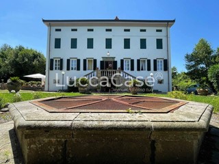 Casa Semi Indipendente in Vendita a Capannori, zona Massa Macinaia, 549'000€, 380 m²