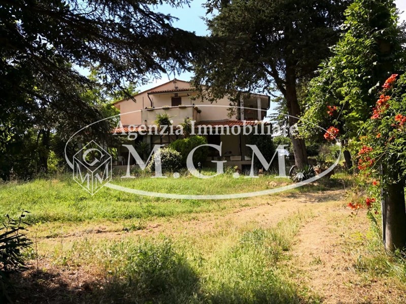 Casale in Vendita a Palaia, 680'000€, 420 m²