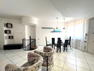 Quadrilocale in Vendita a Gambassi Terme, zona Badia a Cerreto, 210'000€, 84 m², con Box