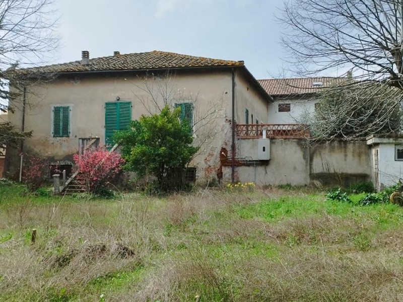 Villa in Vendita a Civitella Paganico, zona Paganico, 300'000€, 350 m²