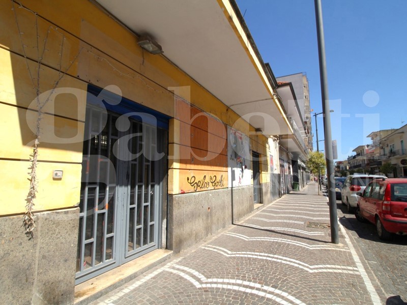 Negozio in Affitto a Arzano, 800€, 59 m²