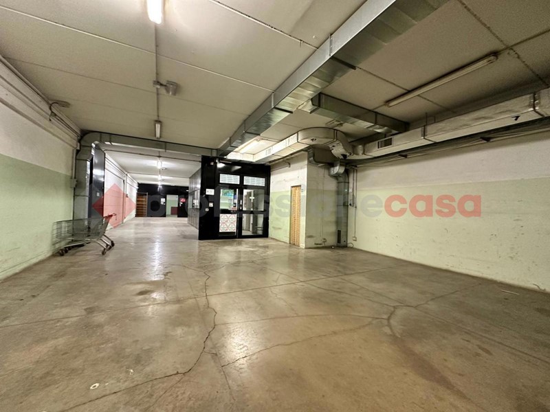 Magazzino in Vendita a Arezzo, 90'000€, 350 m²