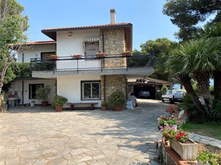 Villa in Vendita a Andora, 750'000€, 190 m²