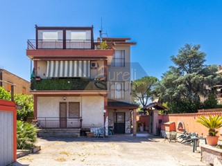Quadrilocale in Vendita a Roma, zona Casilina, 210'000€, 100 m²