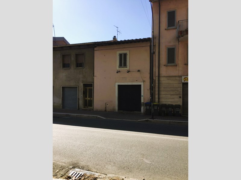 Immobile commerciale in Vendita a Terni, zona Bovio, 48'000€, 108 m²